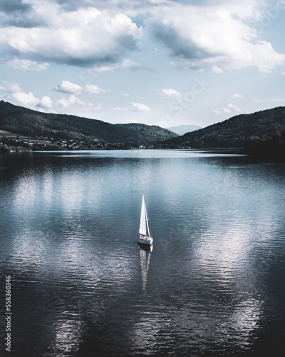 Jezioro międzybrodzkie - żaglówka © Maciej