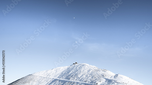 Szczyt Śnieżki zimą - Koniunkcja szczytu, księżyca, szybowca © Maciej