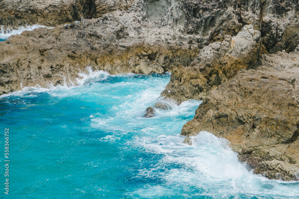 Obraz premium waves and rocks