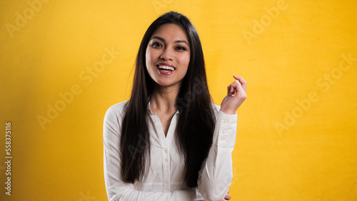 Φωτογραφία Self-confident satisfied young woman against neutral background - studio photogr