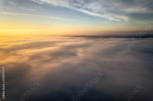 Mar de nubes durante el amanecer