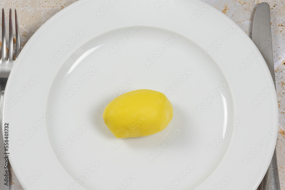 pomme de terre cuite dans une assiette blanche pomme de terre cuite dans une assiette blanche