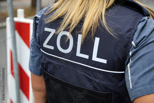 Zollbeamtin bei der Arbeit