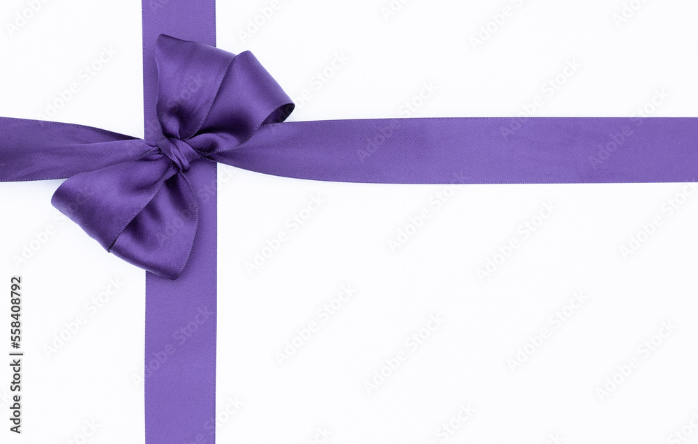 Nœud de ruban de satin pour paquet cadeau de couleur violet, isolé sur du fond blanc. Arrière-plan avec nœud en ruban sur fond blanc. Nœud de ruban de satin pour paquet cadeau de couleur violet, isolé sur du fond blanc. Arrière-plan avec nœud en ruban sur fond blanc.
