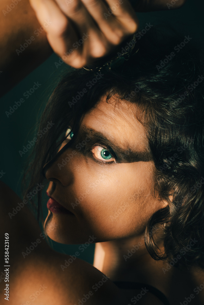 vikinga, mujer, bailarina, actitud, intérprete, ejercicio, mirada, ojos azules, acrobacia, azul