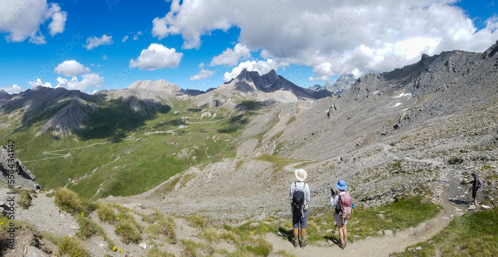 Randonnée  au Pic de Caramantran .Paysage estival du Massif du Queyras ,  vers le Col Agnel , dans les Hautes - Alpes
