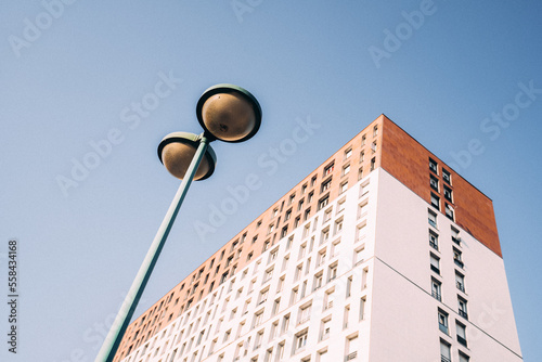 Immeuble avec ciel bleu et lampadaire dans un quartier populaire photo