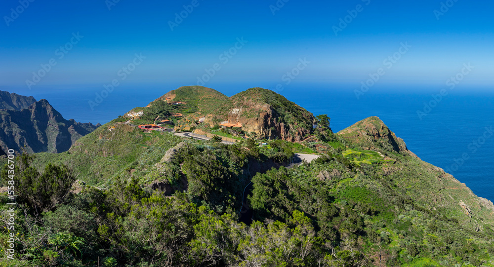 Wandern auf Teneriffa, Kanarische Inseln: Das Anaga Gebirge im Nordosten - grüne Berge für einen schönen Wanderurlaub und das Bergdorf Chinamada