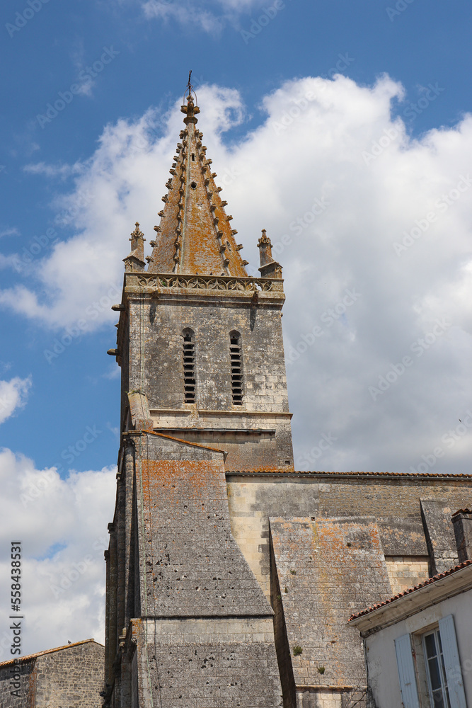 Charente-Maritime - Pont l'Abbé d'Arnoult - Clocher de l'Eglise Saint-Pierre et toit de la nef