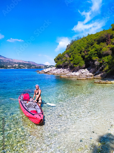 Ragazza in kayak marino, spiaggia Corfù photo