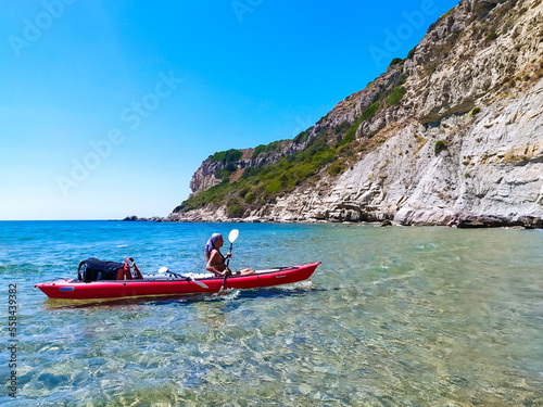 Isola di Corfù, ragazza in viggio su kayak da mare