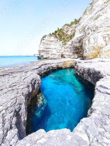 Isola di Paxos, scogliere e grotte marine con acqua cristallina photo
