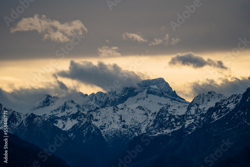 sunset in the mountains © Noe Lcs
