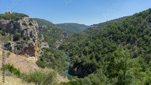 Viewpoint and photo taken from the Ventano del Diablo, Cuenca. There we can see various mountains with lots of vegetation and green trees 