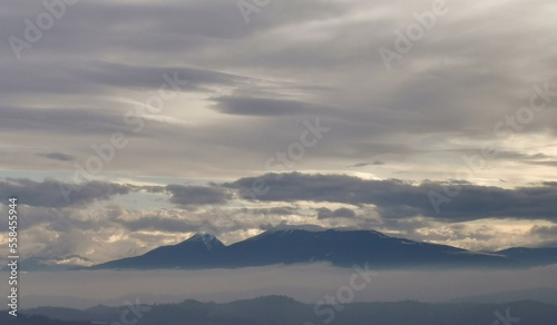 Montagne dell’Appennino fra nuvole e nebbia
