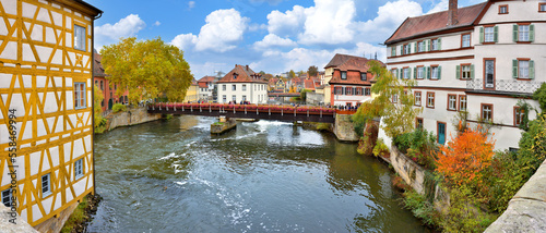 Altstadt Bamberg, mit Blumen geschmückte Brücke über die Regnitz, Bayern, Deutschland