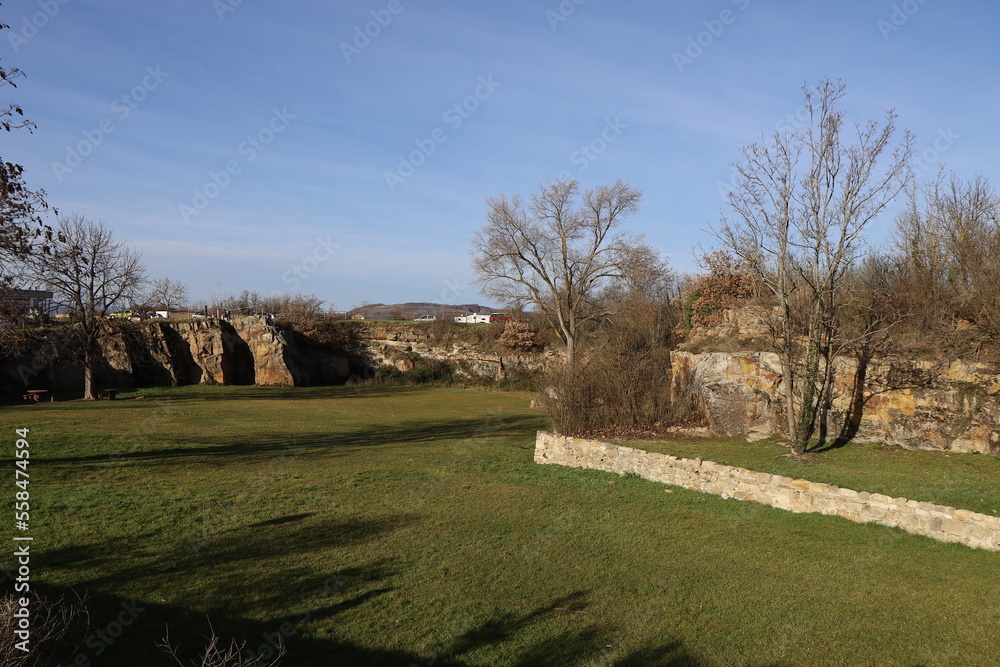 Ancienne carrière d'arkose transformée en parc public, village de Montpeyroux, département du Puy de Dome, France