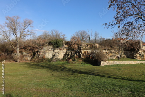 Ancienne carrière d'arkose transformée en parc public, village de Montpeyroux, département du Puy de Dome, France photo