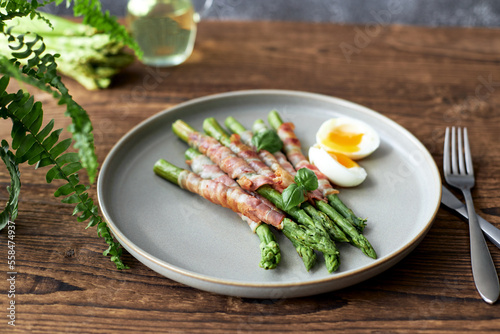 Fototapeta Naklejka Na Ścianę i Meble -  Grilled asparagus with bacon and egg benedict for breakfast or lunch. healthy eating