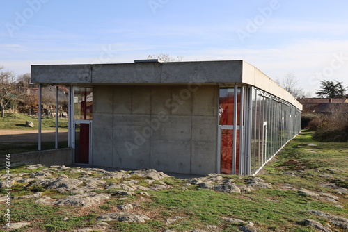 La salle des fêtes et office de tourisme, vue de l'extérieur, village de Montpeyroux, département du Puy de Dome, France