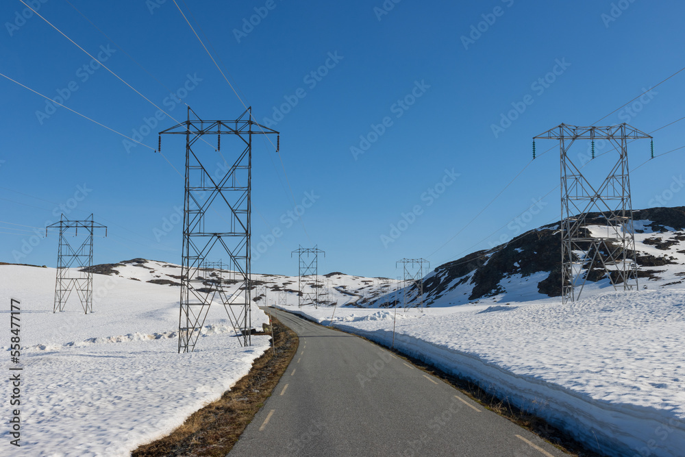 Strommasten auf der Passstraße Tindevegen, Vestland, Årdal,, Norwegen.