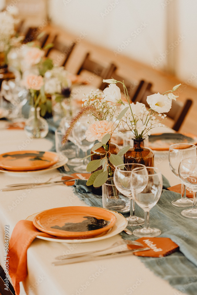 Fototapeta premium Décoration de table terracotta et bleue pour le banquet