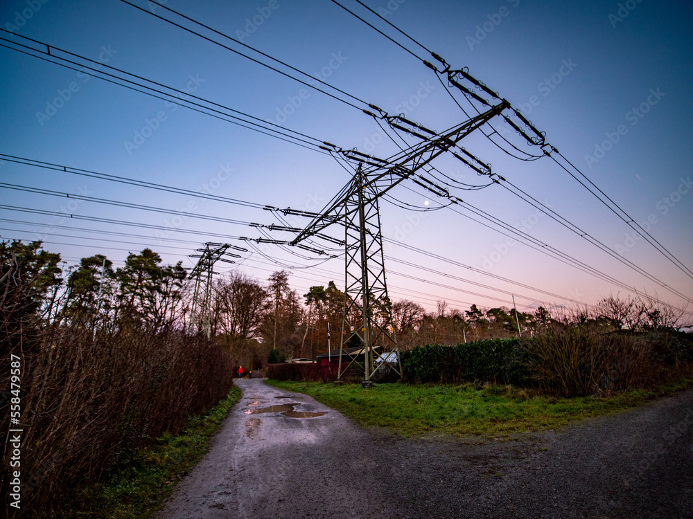 Strommasten einer Überland Hochspannungsleitung Strommasten einer Überland Hochspannungsleitung