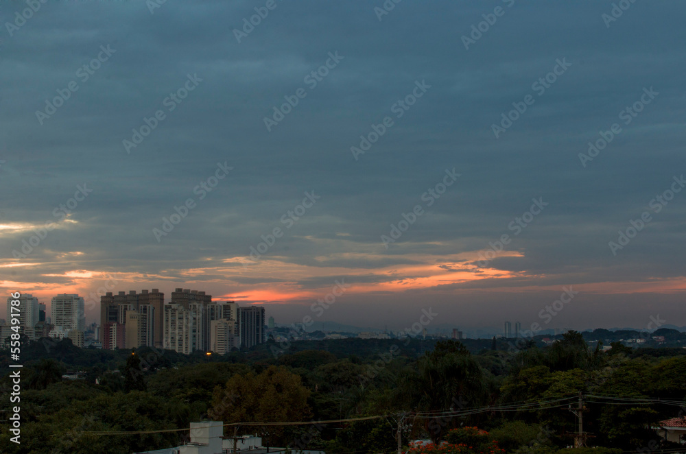 Por do Sol com prédios ao fundo na Praça do Por do Sol, bairro de Pinheiros, São Paulo, Brasil. Por do Sol com prédios ao fundo na Praça do Por do Sol, bairro de Pinheiros, São Paulo, Brasil.