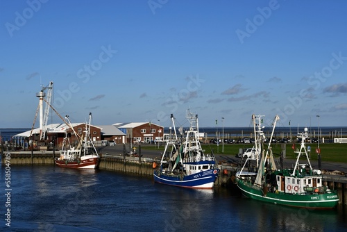 Fischkutter im Hafen von Dornumersiel / Ostfriesland