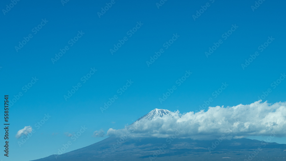 雲のかかった冬の富士山｜日本の有名な山