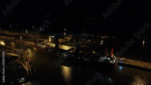 miraflores locks in panama canal
