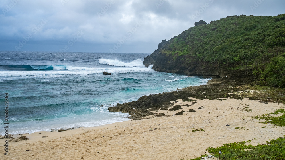 沖縄・与那国島ダンヌ浜の悪天候で荒れる海