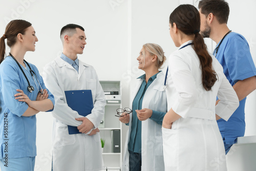 Foto Team of doctors having discussion in clinic