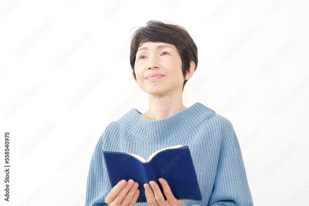 読書する中年女性 白背景 読書する中年女性 白背景