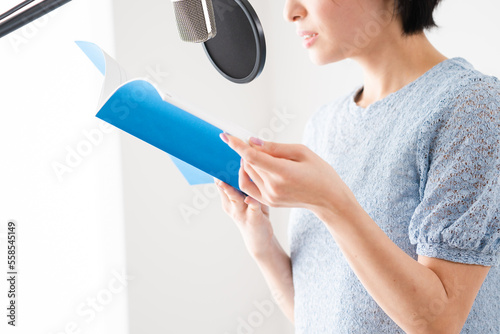 アフレコをする若い女性　声優イメージ