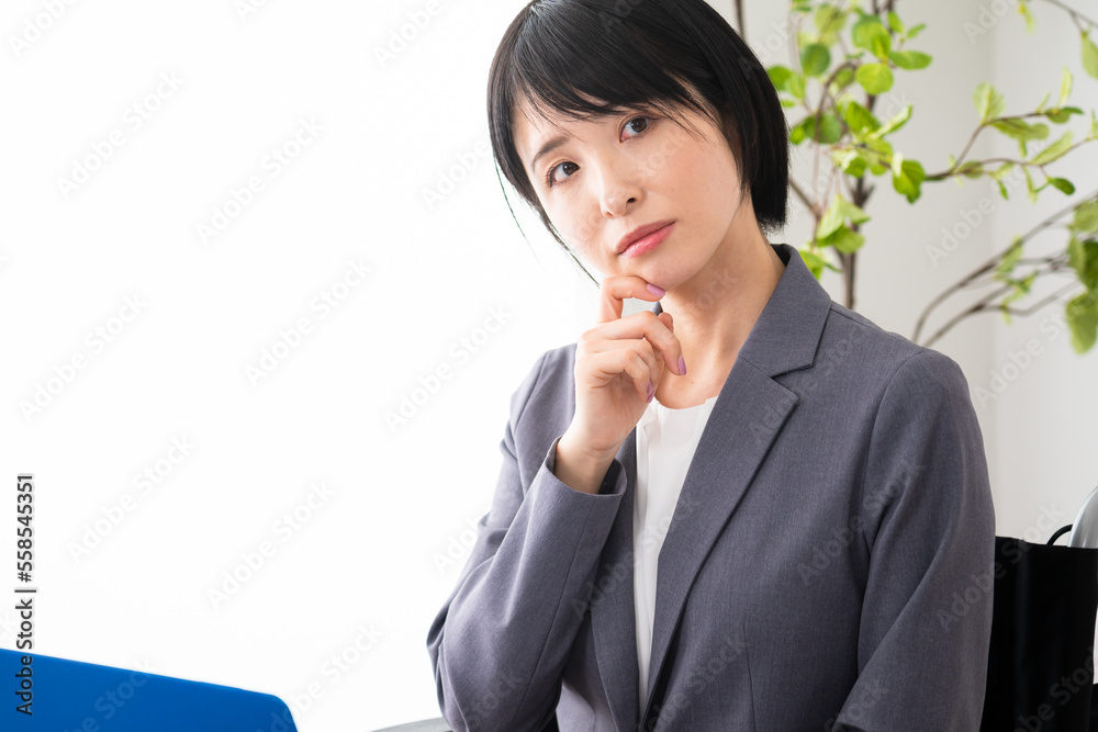 車椅子に座るビジネスウーマン　多様性社会イメージ