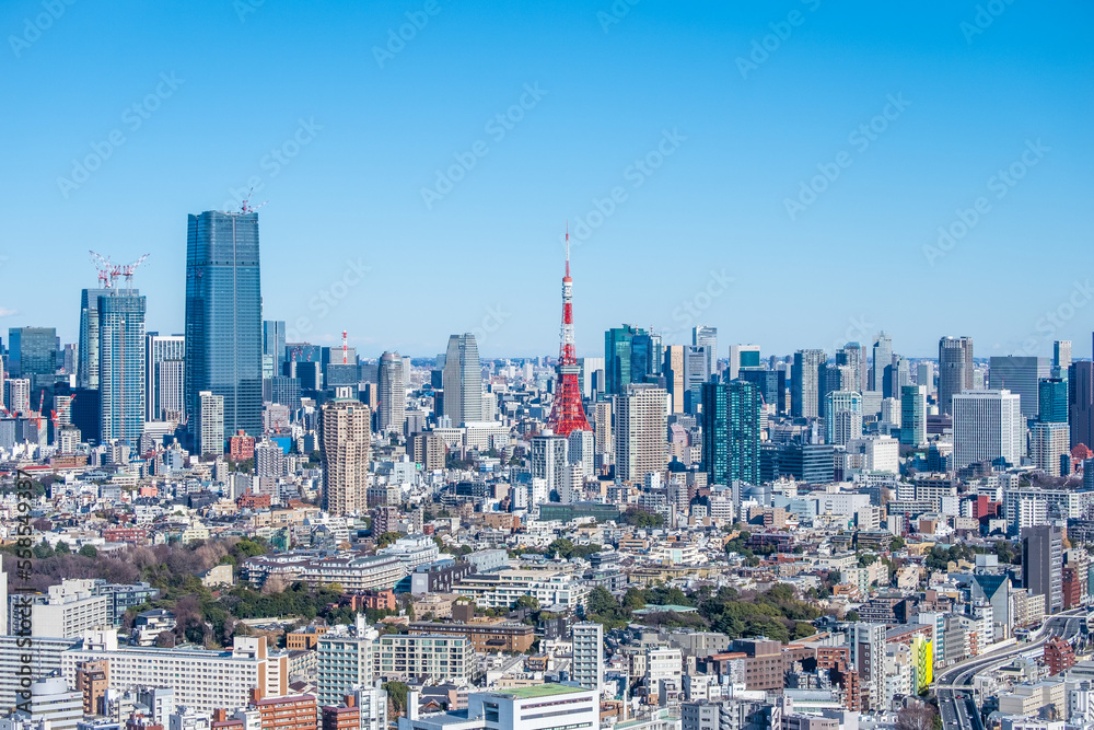 日本の首都東京都の東京タワーとビル郡