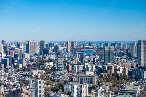 日本の首都東京都の東京タワーとビル郡 © Kazu8