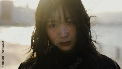 冬の夕暮れの女性