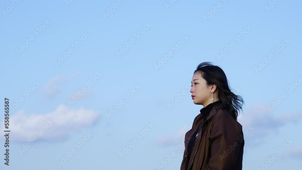冬の夕暮れの女性 冬の夕暮れの女性