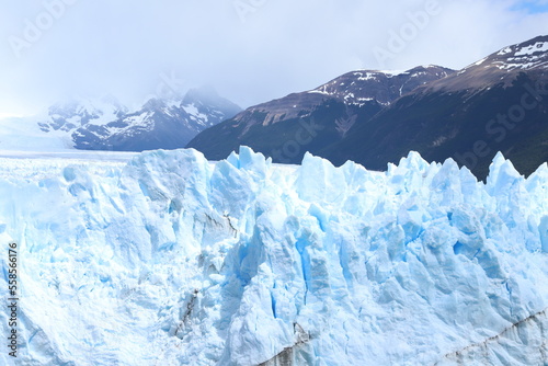 崩れ落ちるアルゼンチンパタゴニアのペリト・モレノ氷河