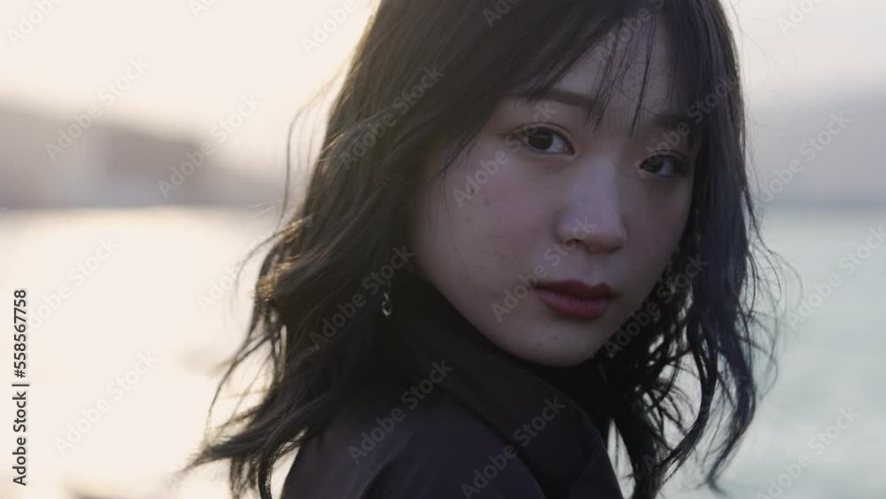 冬の夕暮れの女性 冬の夕暮れの女性