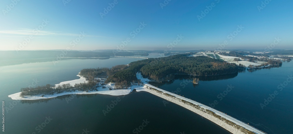 Panorama-Blick über den Brombachsee bei Enderndorf an einem kalten Wintertag - obrazy, fototapety, plakaty 