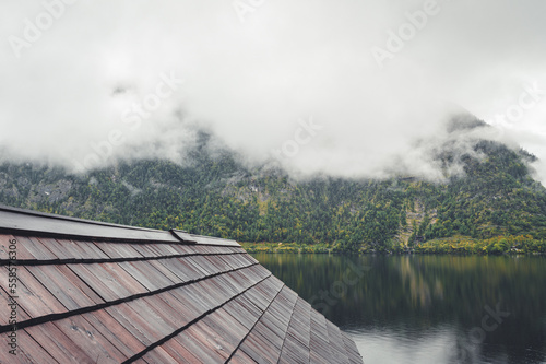 Blick auf den See in Hallstatt über ein Hausdach 