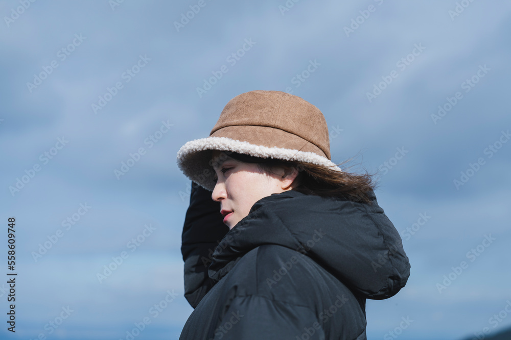 冬の山頂にいる女性 冬の山頂にいる女性