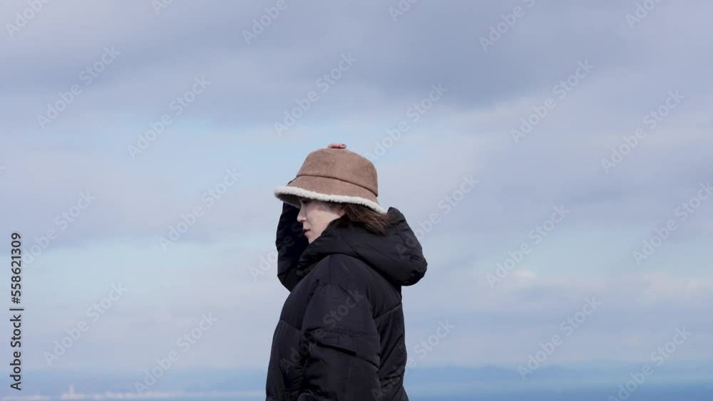 冬の山頂にいる女性