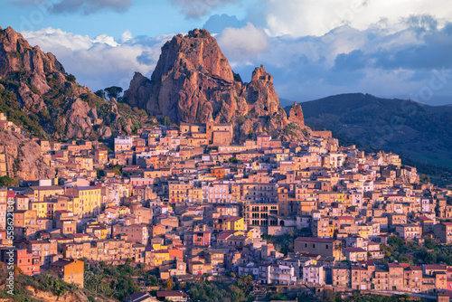 Obraz na płótnie Gagliano Castelferrato, Sicily, Italy. Aerial cityscape image if historic town Gagliano Castelferrato in Sicily at dramatic sunrise. w salonie