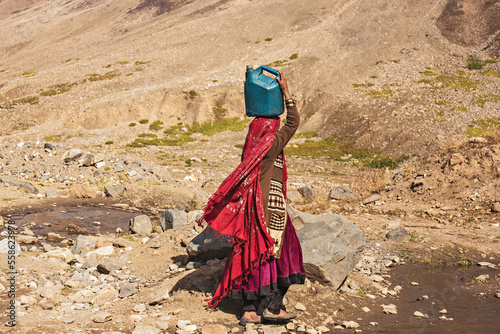 Quadro su tela Pakistani woman with a jar of water on the head in the village in Northern Pakis