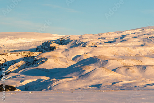 imagen dunas de nieve formadas en una montaña con distintas profundidades 