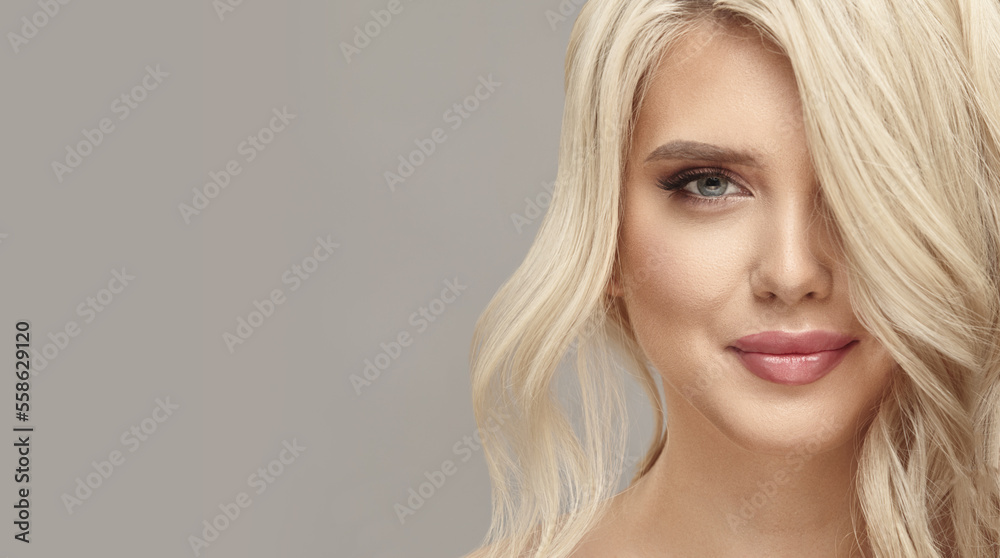 Naklejka premium Blonde woman with elegant hair in studio